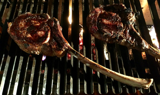 Tomahawk rib steak